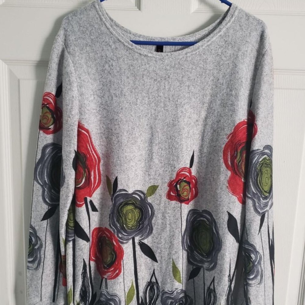 Floral-scape Lightweight Sweater Top size M